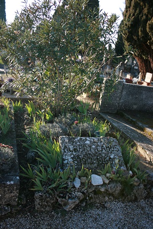 Dans le paisible cimetière de Lourmarin, la simple tombe d'un homme simple.