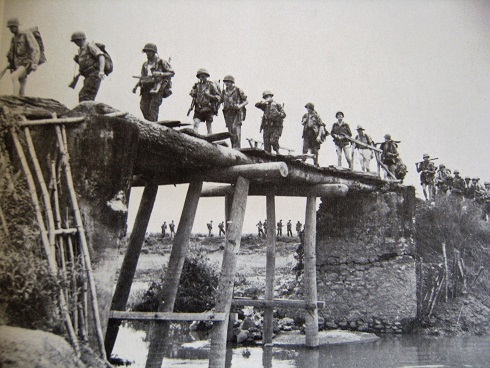 Soldats en opération sur un pont
